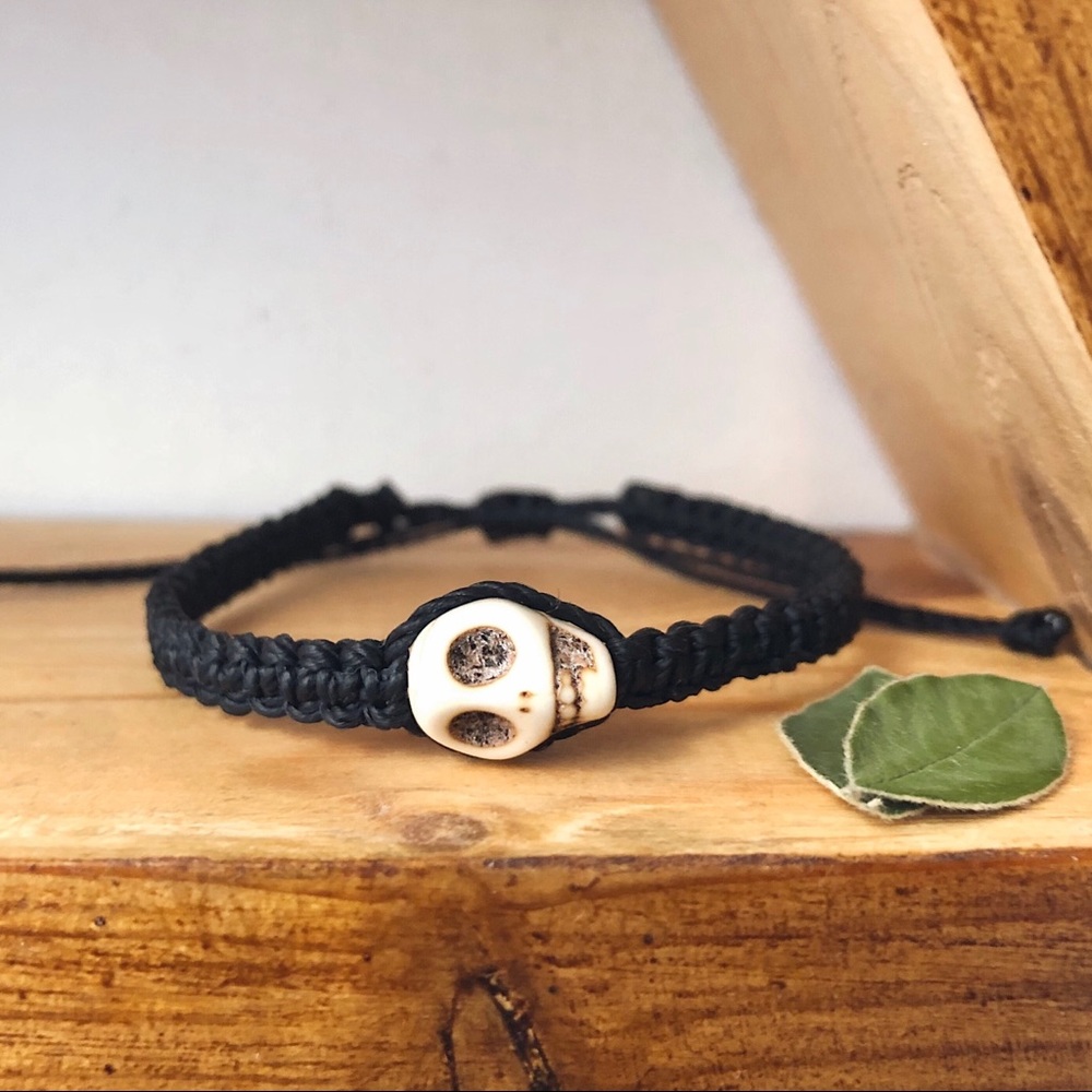 Cracked Howlite Skull Charm Bracelet - Picture 2 of 4